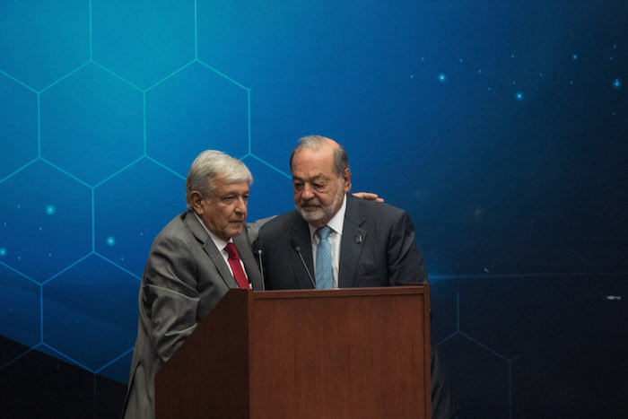 06 de agosto. Andrés Manuel López Obrador saluda y abraza al empresario e ingeniero Carlos Slim Helú, durante el encuentro que sostuvo con el Colegio de Ingenieros Civiles de México, A.C. Foto: Misael Valtierra, Cuartoscuro