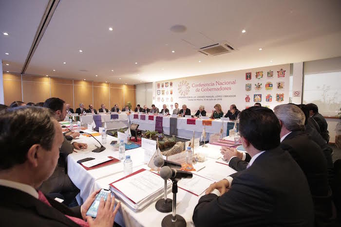 CIUDAD DE MÉXICO, 11JULIO2018.- Andrés Manuel López Obrador, candidato ganador de la elección para Presidente de la República, se reunió con gobernadores de la Conago, encabezados por su presidente Manuel Velasco, gobernador de Chiapas, en el Colegio de Ingenieros, al sur de la ciudad. FOTO: ISAAC ESQUIVEL /CUARTOSCURO.COM