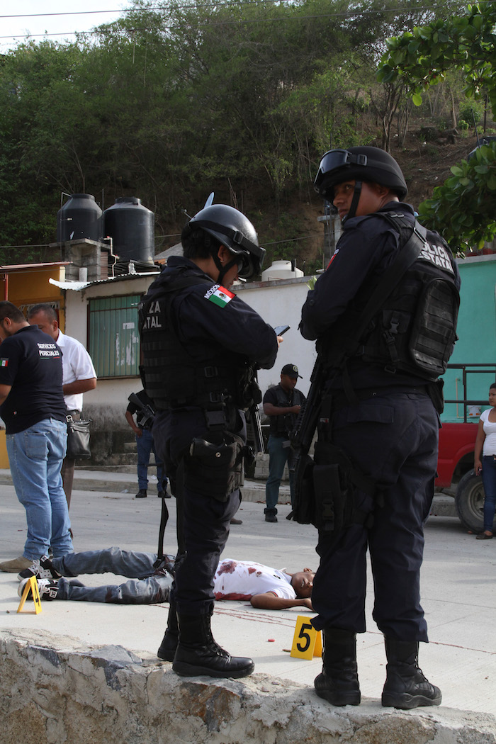 Federales y soldados acompañan a los niños de Acapulco a clases; 180 escuelas están resguardadas