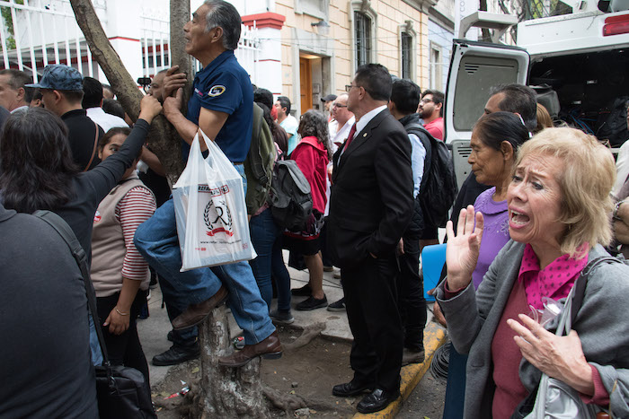 La oficina de AMLO se vuelve un foco de esperanza, y un destino para peregrinos desesperados