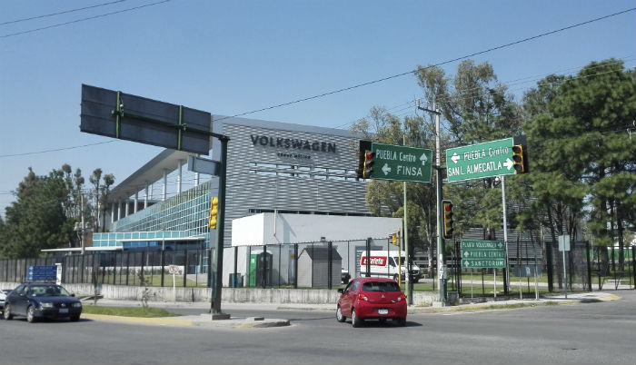 Campesinos de Puebla bloquean la VW; la acusan de provocar sequía con “bombas antigranizo”