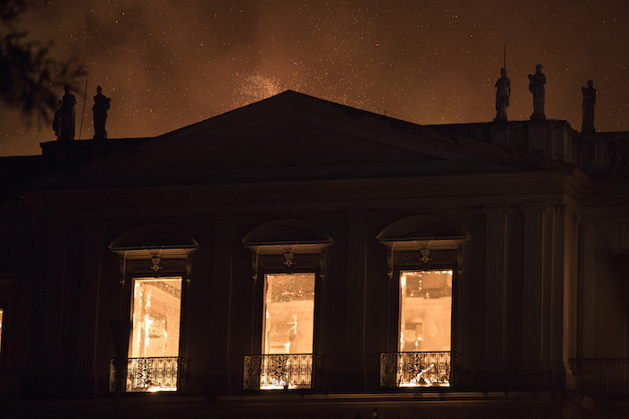 Internacionales///Carolina Alonso Romei///FOTOS Y VIDEO: El Museo Nacional de Brasil, de 200 años de antigüedad, se incendia; no hay heridos