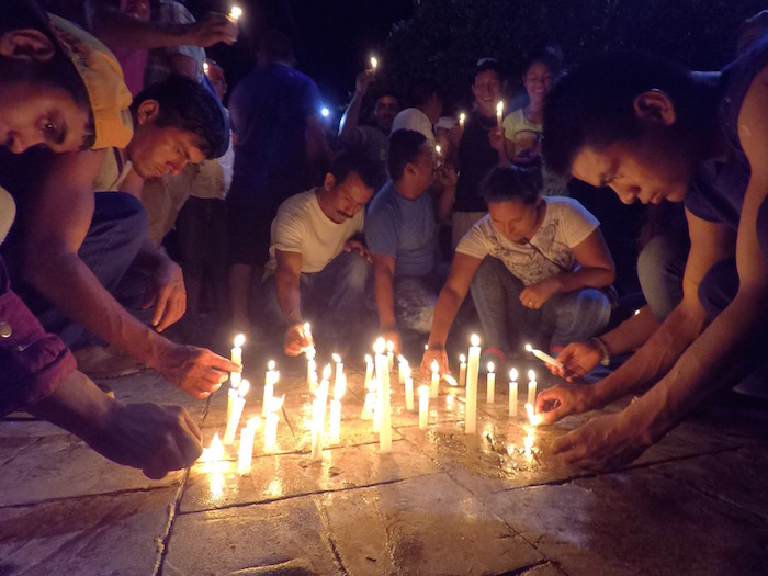 Trabajadores de gobierno en Chiapas rocían con insecticida a los migrantes de la caravana