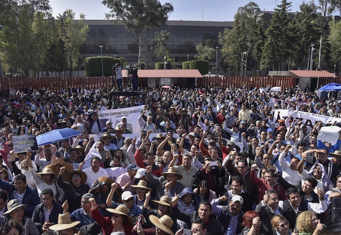 Maestros se manifiestan en San Lázaro para exigir el regreso de Elba Esther al SNTE