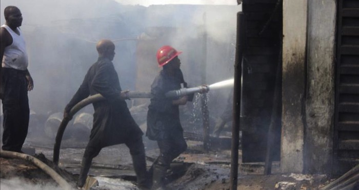 El camión se dirigía ayer por la tarde a la ciudad vecina de Asaba, en el estado de Delta, cuando los frenos fallaron y el conductor perdió el control del vehículo. Foto: EFE