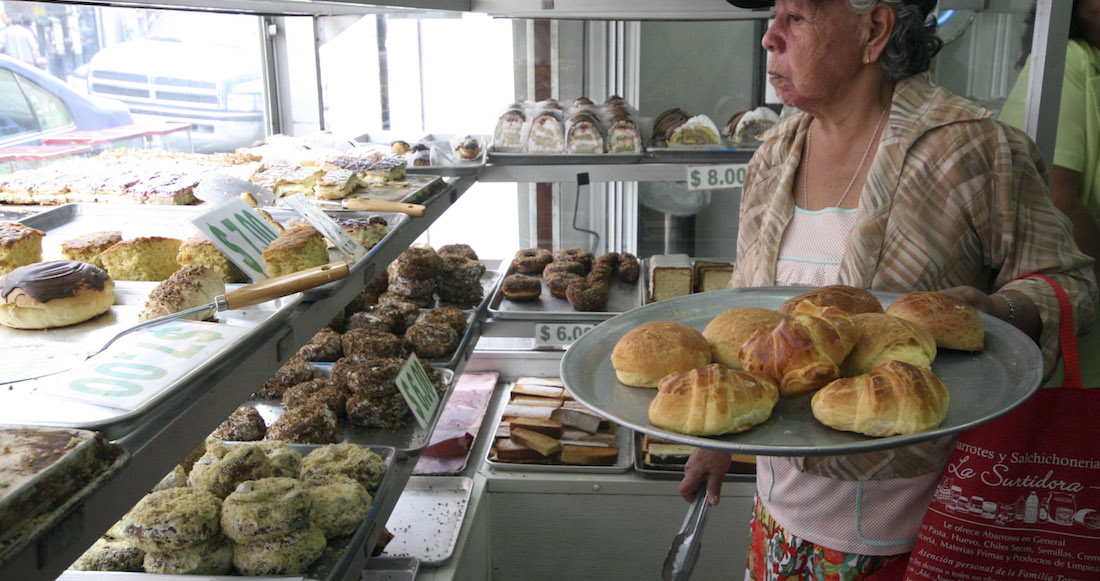 Mujer comprando pan. Foto: CUARTOSCURO