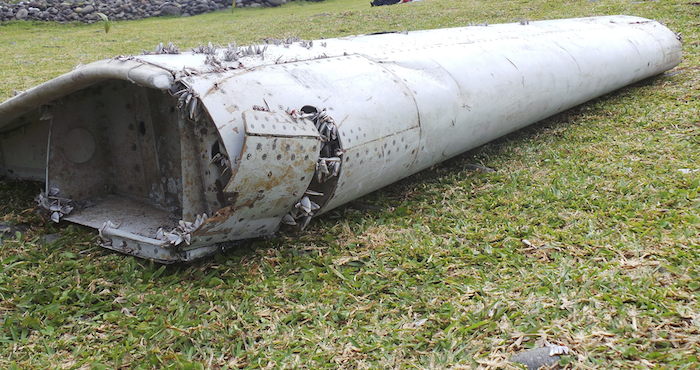 Imagen del 29 de julio que muestra un resto del avión encontrado en la isla de La Reunión, Francia. Foto: EFE