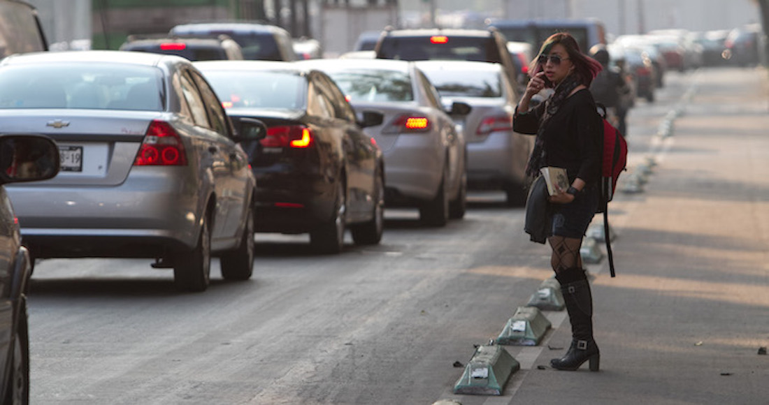 MÉXICO, D.F., 15ENERO2015.- Una joven, espera que algún automovilista le de el paso para poder cruzar avenida Chapultepec. En la Ciudad de México, muere diariamente por lo menos un peatón atropellado, por lo que se estima que después de los homicidios los accidentes de tránsito son la principal causa de muerte entre la población de 20 a 29 años de edad, de acuerdo con el Consejo Nacional para la Prevención de Accidentes (Conapra).