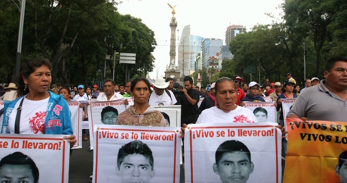 Padres de los normalistas desaparecidos marchan en la Ciudad de México en exigencia de la aparición de sus hijos. Foto: Archivo