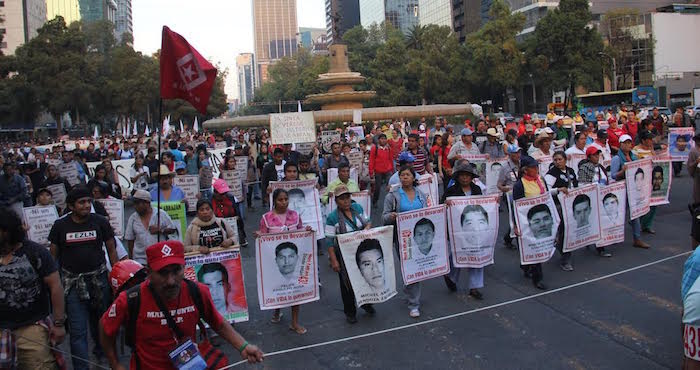 Padres de los estudiantes de la Normal Rural Raúl Isidro Burgos encabezaron la movilización sobre Paseo de la Reforma a 14 meses de la desaparición. Foto: Luis Barrón, SinEmbargo.