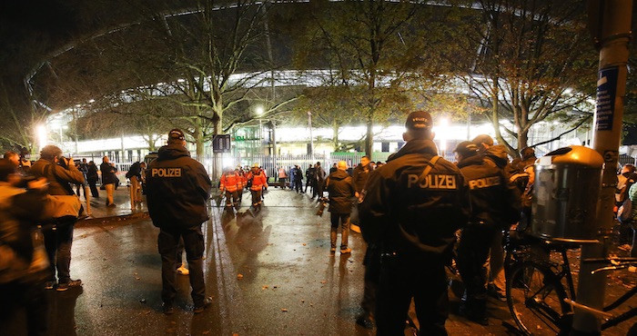 Policías y paramédicos permanecieron afuera del estadio IDH Arena en Hannover, Alemania después de que el encuentro amistoso de fútbol entre Alemania y Holanda, previsto para hoy, fuera suspendido por "razones de seguridad". Foto: EFE