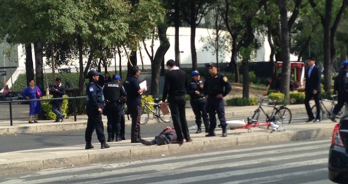 El usuario del sistema Ecobici accidentado sobre Paseo de Reforma y Milán. Foto: Vía Twitter @christianoide17