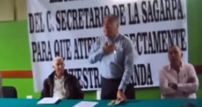 El funcionario abandonó la reunión con cafetaleros. Foto: Captura de pantalla