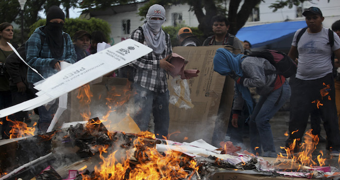 Tixtla, Guerrero, manifestantes queman urnas. Foto: Cuartoscuro