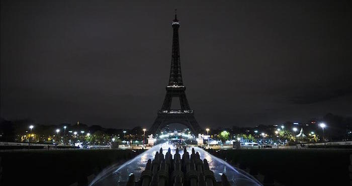 Las luces de la Torre Eiffel se han apagado en señal de duelo tras los atentados de anoche en Paris, Francia. Foto: EFE