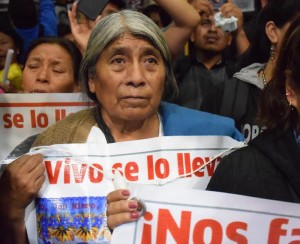 Familiares de los normalistas en su arribo a la Básilica. Foto: Valentina López, SinEmbargo