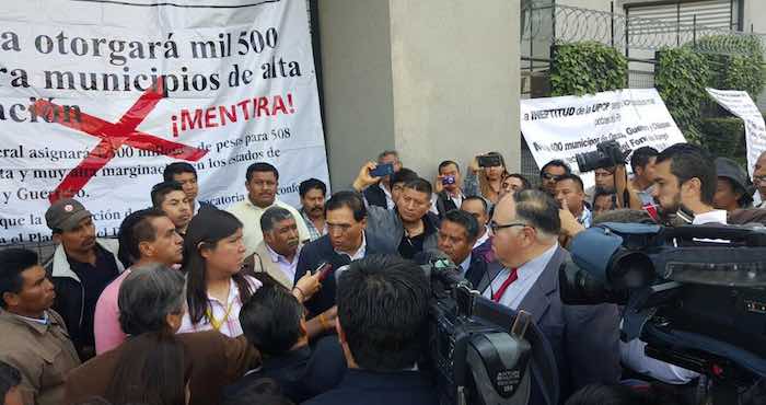 Cerca de 30 ediles protestaron afuera de la SHCP en demanda de recursos destinados a mitigar la pobreza. Foto: Vía Twitter @ComunicacionBR