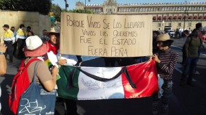 Cientos se congregaron en el Zócalo de la Ciudad de México en apoyo a los padres de los estudiantes desaparecidos. Foto: Luis Barrón, SinEmbargo