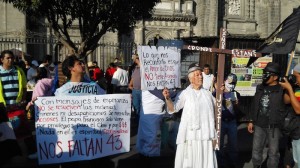 Cientos de personas se congregan para exigir justicia a 15 meses de la desaparición de los estudiantes. Foto: Luis Barrón, SinEmbargo