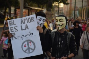 Manifestantes en la marcha por los 43. Foto: Cortesía Valentina López