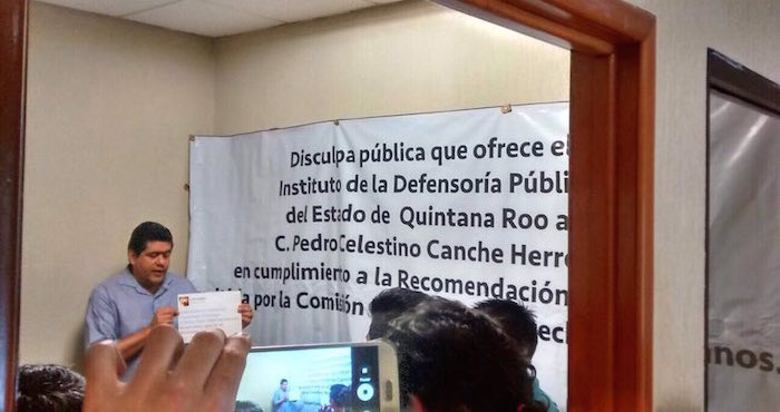 El funcionario en el acto en que ofreció una disculpa a Pedro Canché. Foto: Vía Twitter @pedrokanche