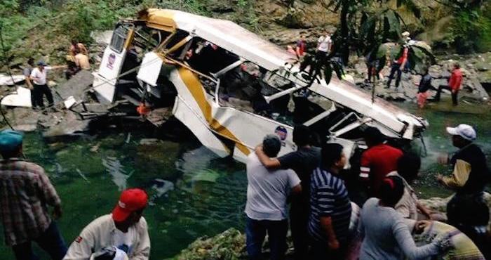 El autobús cayó de un puente dejando al menos 10 muertos. Foto: Vía Twitter @gilius_22