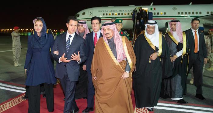 El Presidente mexicano llega a la Base Aérea Rey Salman, en la Ciudad de Riad, para realizar una visita de Estado. Fue recibido por Su Alteza Real el Príncipe Faisal. Foto: Cuartoscuro.