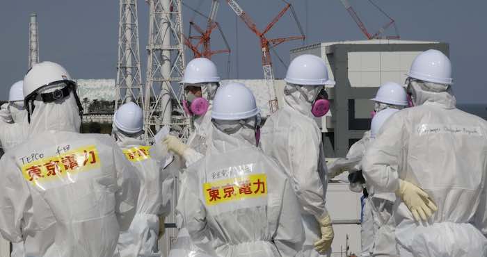 Trabajadores de la Tokyo Electric Power Company (TEPCO) y periodistas inspeccionan los edificios de los reactores 1-4 en la central de Fukushima Daiichi (Japón). Foto: EFE.