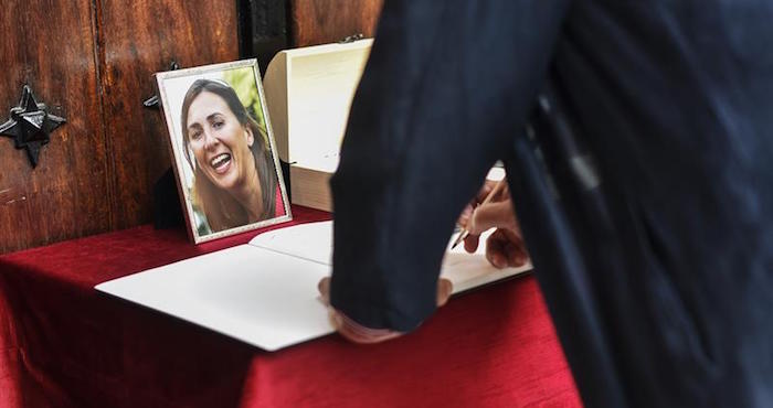 Un Hombre Firma En El Libro De Condolencias Durante El Funeral De María Villar Joven Que Fue Secuestrada Y Asesinada En México En Foto Archivo Efe