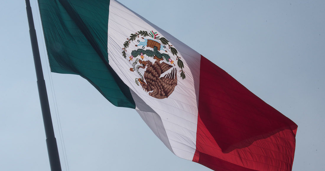 La bandera de México es izada con el escudo al revés ...