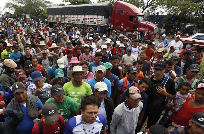 Internacionales///Carolina Alonso Romei///Trump firma decreto para negar asilo a quienes entren sin autorización; tiene destinatario: la caravana