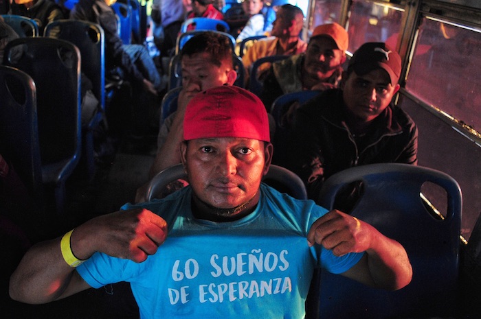 Migrantes no son bienvenidos en Playas de Tijuana; habitantes marchan… y terminan insultándolos