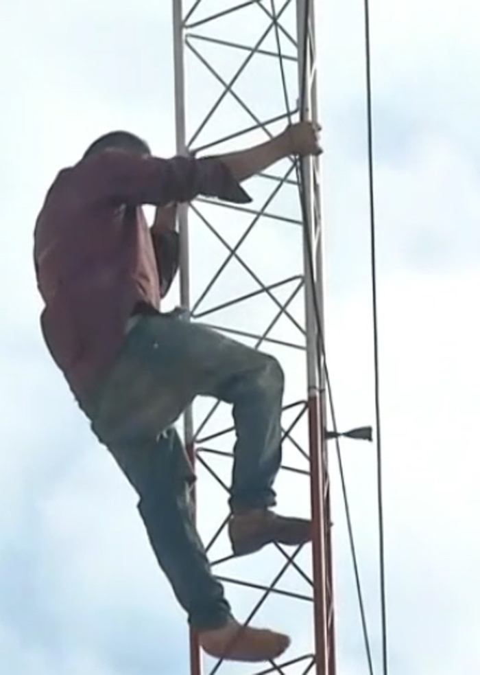 El hombre que intenta lanzarse desde una antena en la CdMx baja por unos instantes, pero ha vuelto a subir