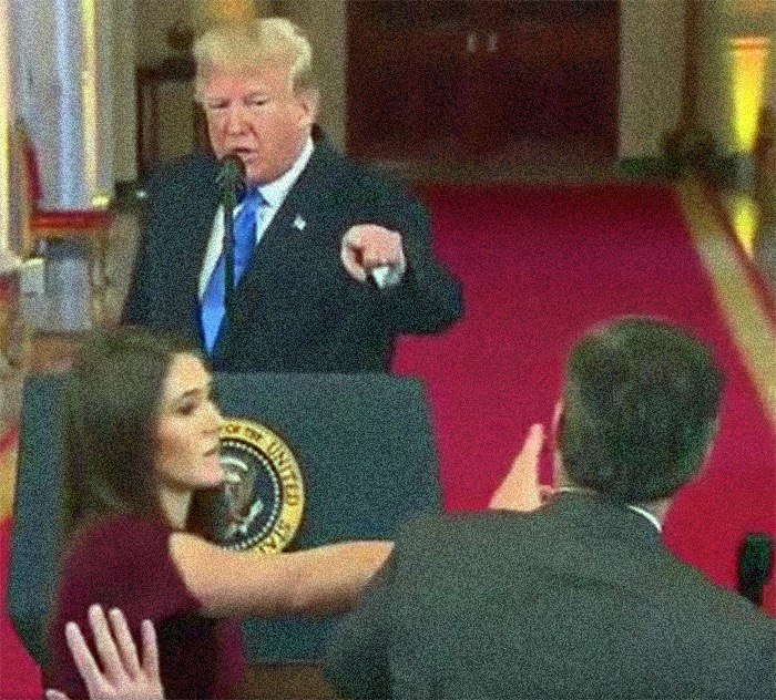 Internacionales///Carolina Alonso Romei///Trump estalla: retira micrófono a reportero y llama a los medios “enemigos del pueblo” (VIDEOS)