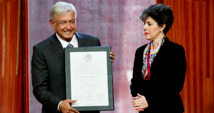 AMLO recibe la banda presidencial y toma protesta como mandatario del país