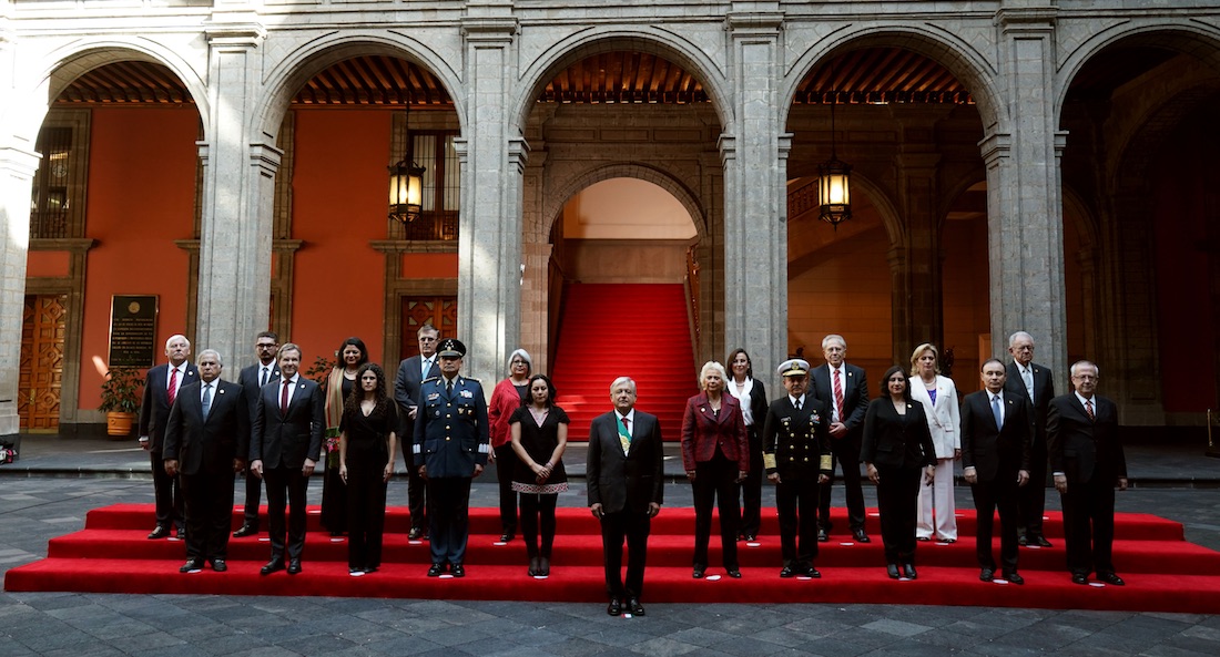 López Obrador se toma la primera FOTO oficial con su legal en