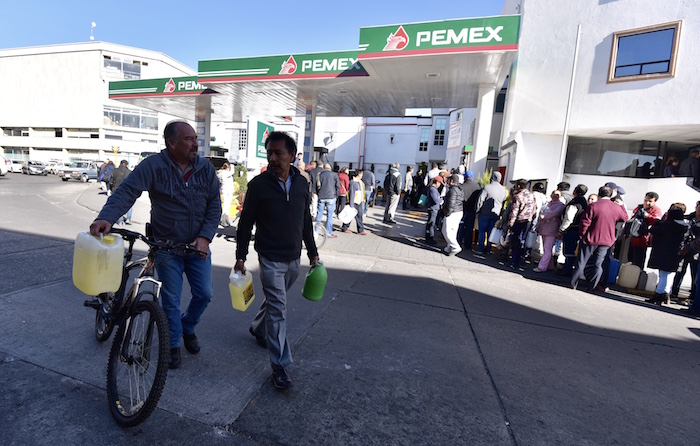 Desabasto de combustibles pega directo en ramas de la economía como transporte y gasolineras