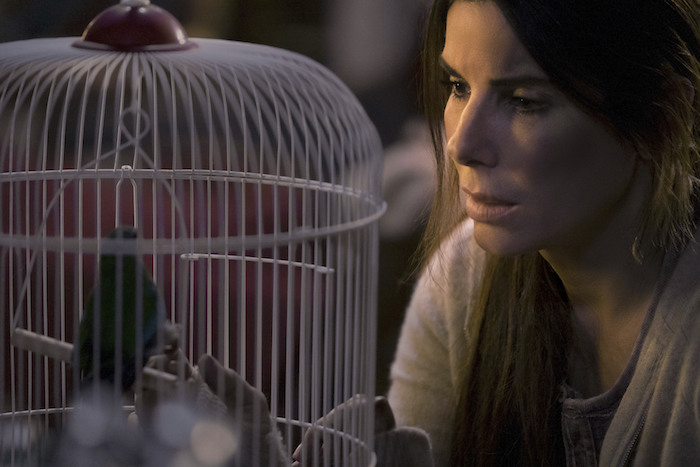 Escena de Sandra Bullock la película Bird Box