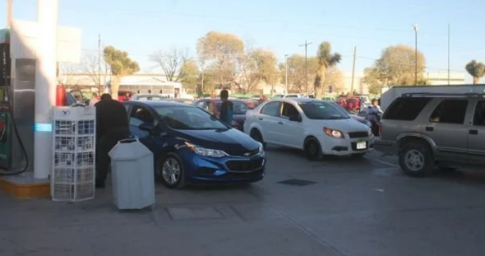 Filas de hasta 4 horas y molestia de ciudadanos: el desabasto de gasolinas cumple ya una semana