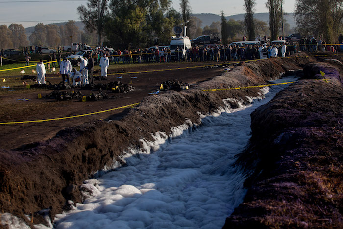 Aumenta a 73 el número de fallecidos por explosión de toma clandestina en Tlahuelilpan, 54 no son identificables; ropa sintética pudo causar la explosión: Gertz