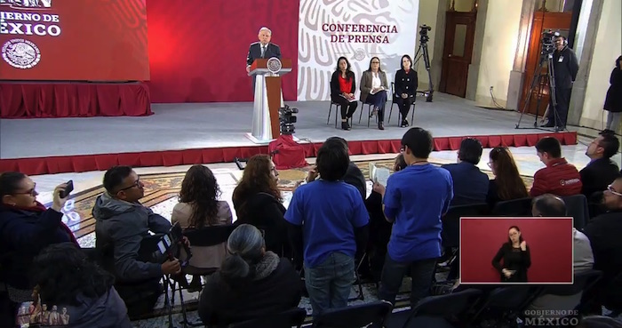 Dos niños reporteros preguntan al Presidente, en la conferencia, sobre los menores desaparecidos