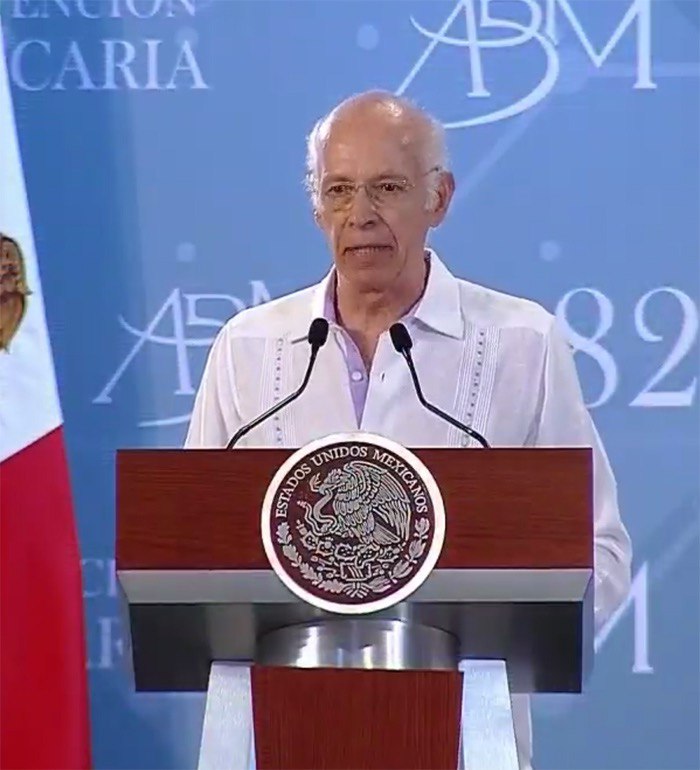 “En otros tiempos crecimos al 4% y sin inflación. ¿Por qué ahora no?”, llama AMLO a los banqueros