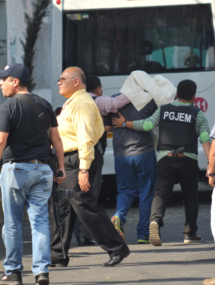 Policía de la Fiscalía de Equidad de Edomex encierra a su esposa y amenaza con dispararle