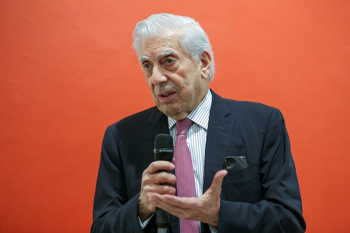 Fotografía cedida por la Universidad de Guadalajara, que muestra al escritor peruano Mario Vargas Llosa, en el marco del Foro Internacional Desafíos a la Libertad en el Siglo XXI, que se celebró en la ciudad de Guadalajara (México).