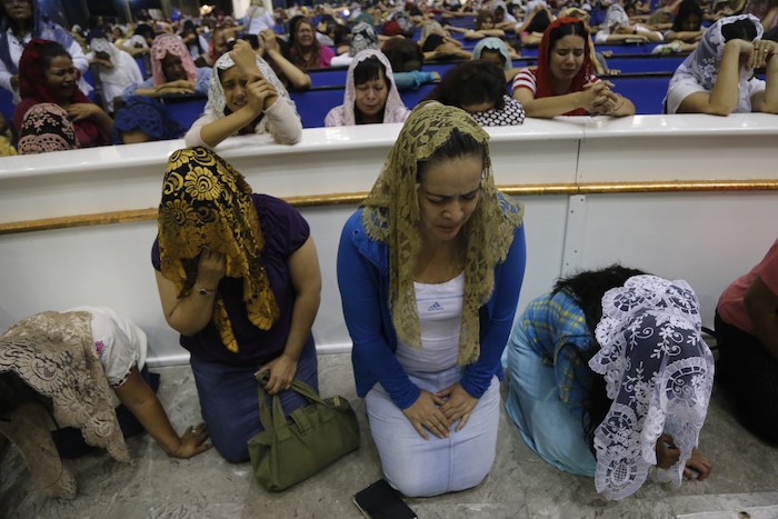 Fieles De La Congregación De La Ldm Asisten a La Iglesia Central Para Orar Por Su Máximo Líder Religioso Naasón Joaquín García