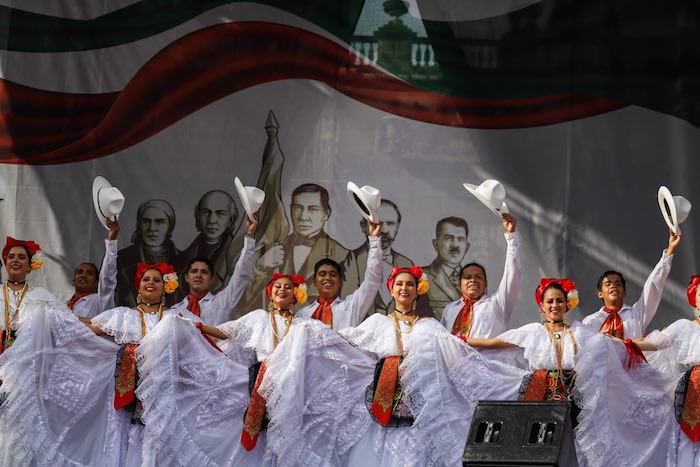 Miles De Familias Convierten La Ceremonia Del Grito En El Zócalo En Una Fiesta Popular Masiva 8462