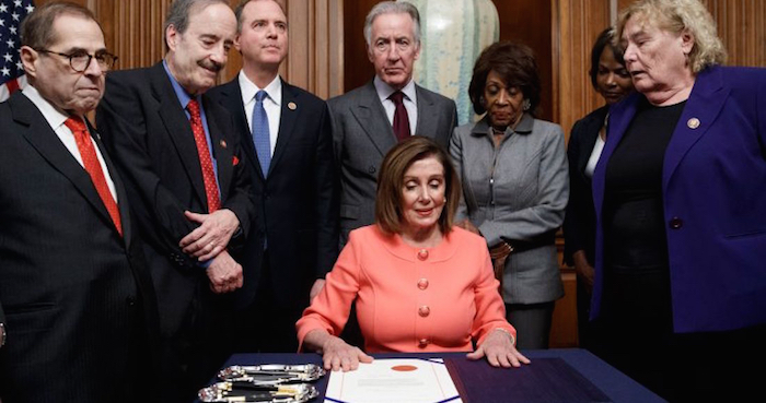 Los "fiscales" y la demócrata Nancy Pelosi, entregaron los dos cargos contra Trump al Senado. Foto: Shawn Thew, EFE