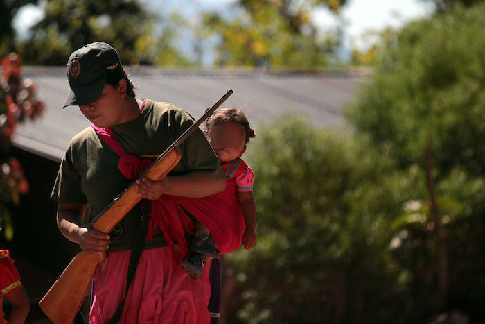 Fotografía fechada el 14 de enero de 2020, que muestra a una mujer con un arma mientras vigila su población, en la comunidad de Alcozacán, en el estado de Guerrero (México). Foto: José Luis de la Cruz, EFE