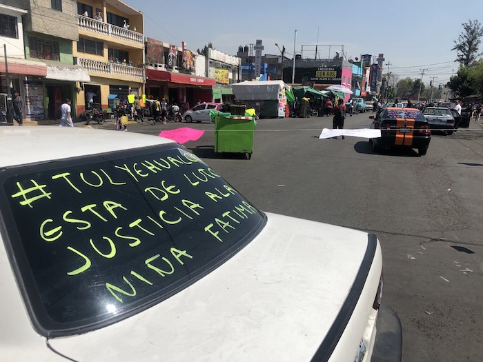 "Tulyehualco está de luto", escribieron en el vidrio trasero de un vehículo. Foto: Cri Rodríguez, SinEmbargo