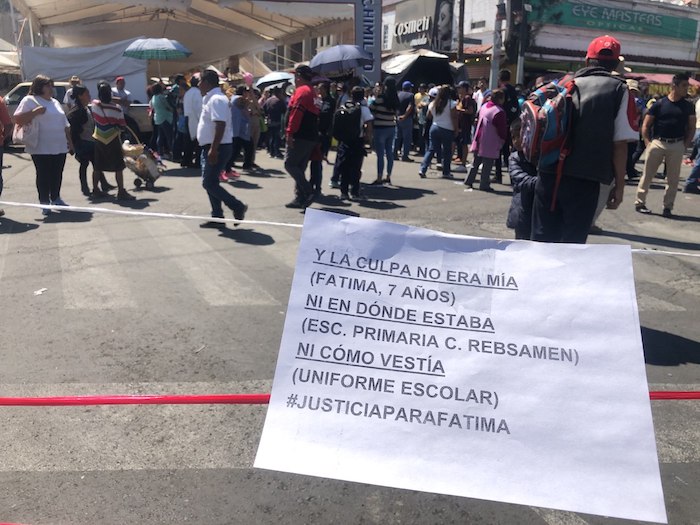 En uno de los letreros se hizo referencia a la canción feminista "Un violador en tu camino". Foto: Cri Rodríguez, SinEmbargo